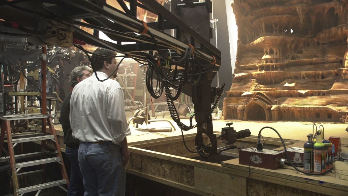 George Lucas und John Knoll sehen sich bei ILM die digitalen Aufnahmen der Arena an.