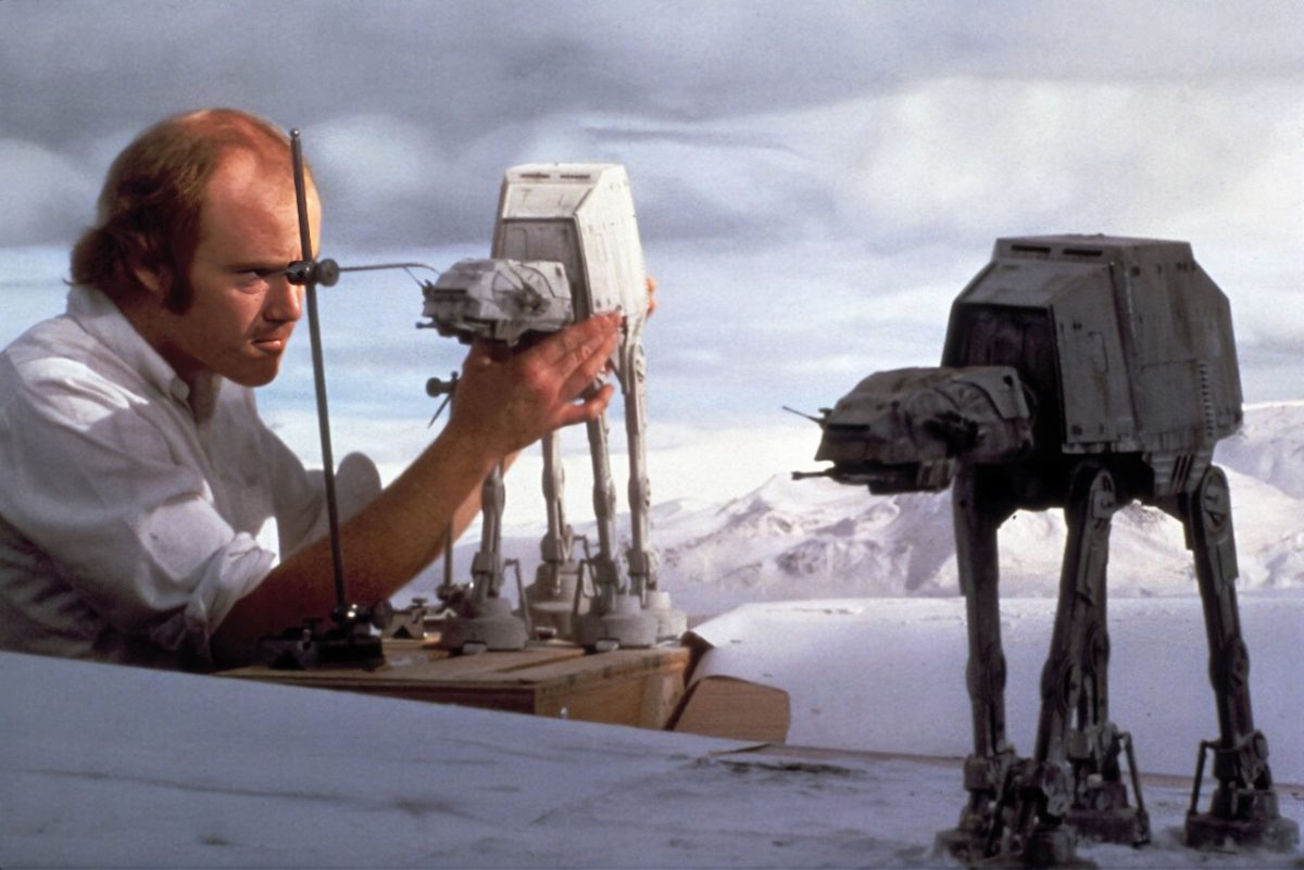 Phil Tippett arbeitet an den Kampfläufern für Das Imperium schlägt zurück