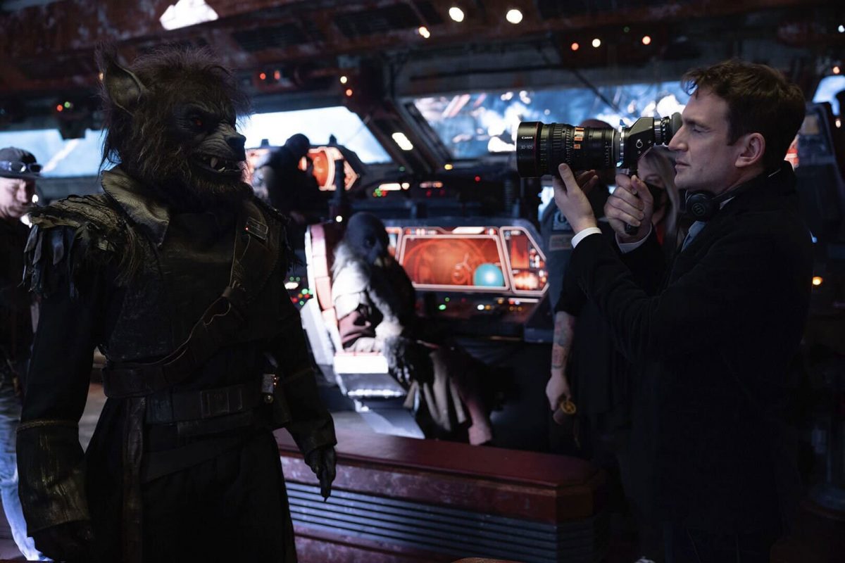Brutus und Jake Schreier am Set von Skeleton Crew.
