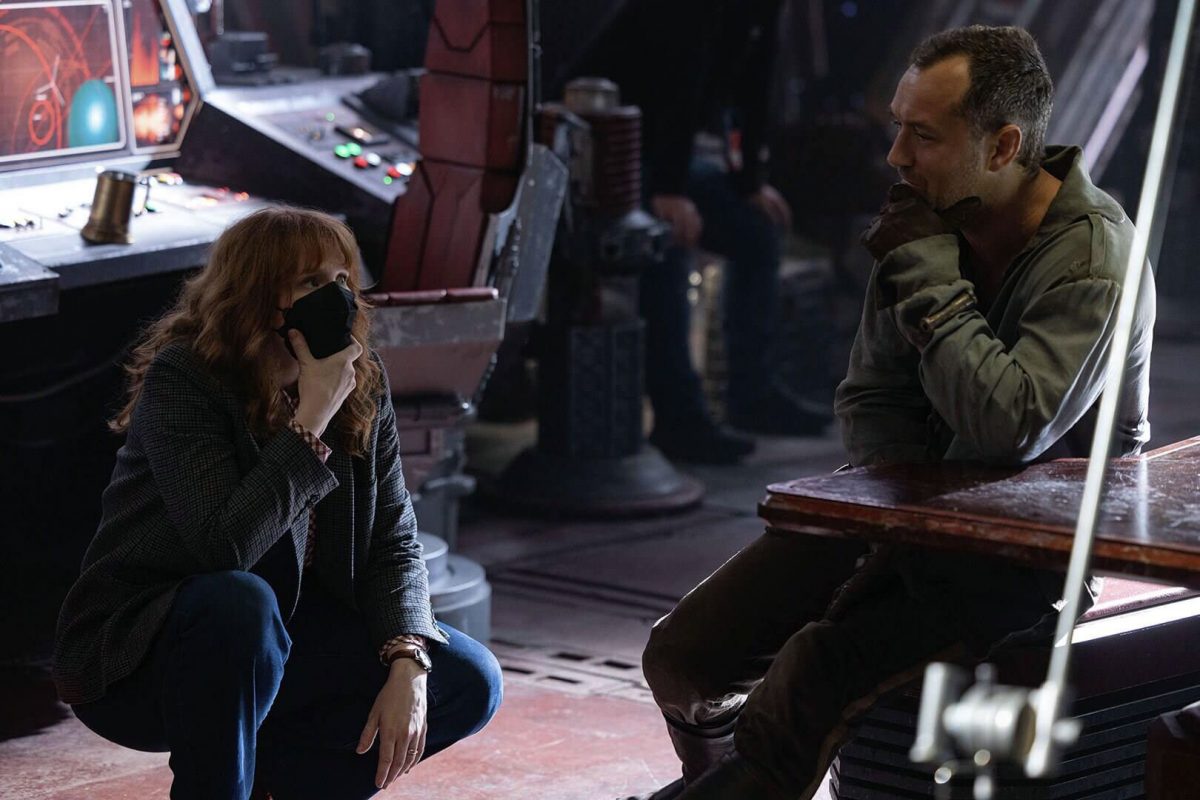 Bryce Dallas Howard und Jude Law am Set von Skeleton Crew.