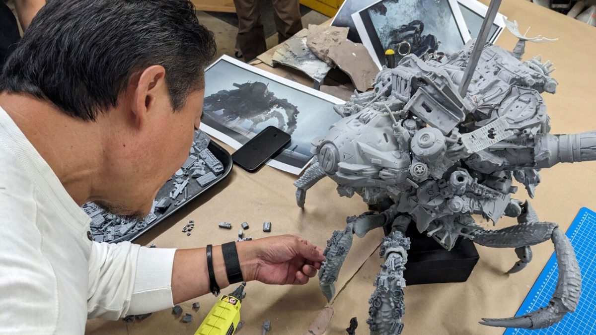 Szenenbildner Doug Chiang klebt „Müll“ auf das Modell der Mutterkrabbe.