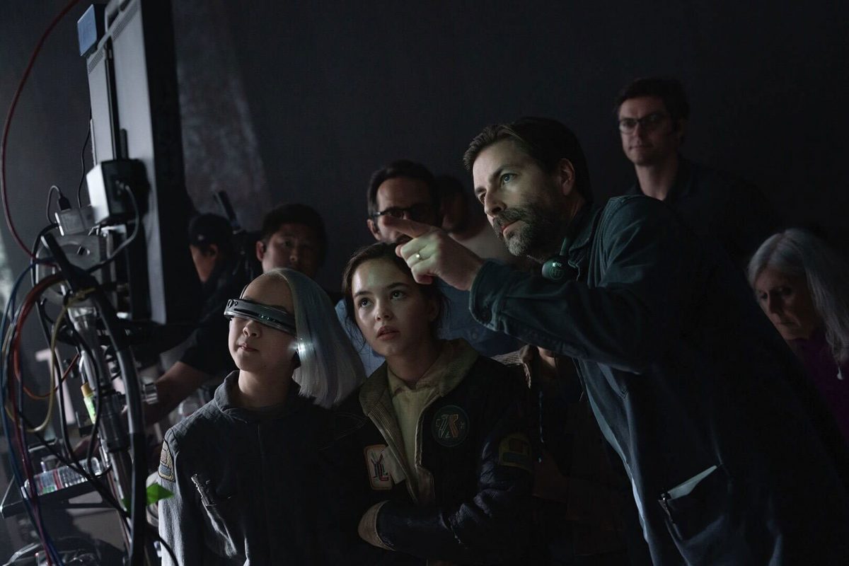 (Von links nach rechts) Kyriana Kratter, Ryan Kiera Armstrong und Jon Watts am Set von Star Wars: Skeleton Crew.
