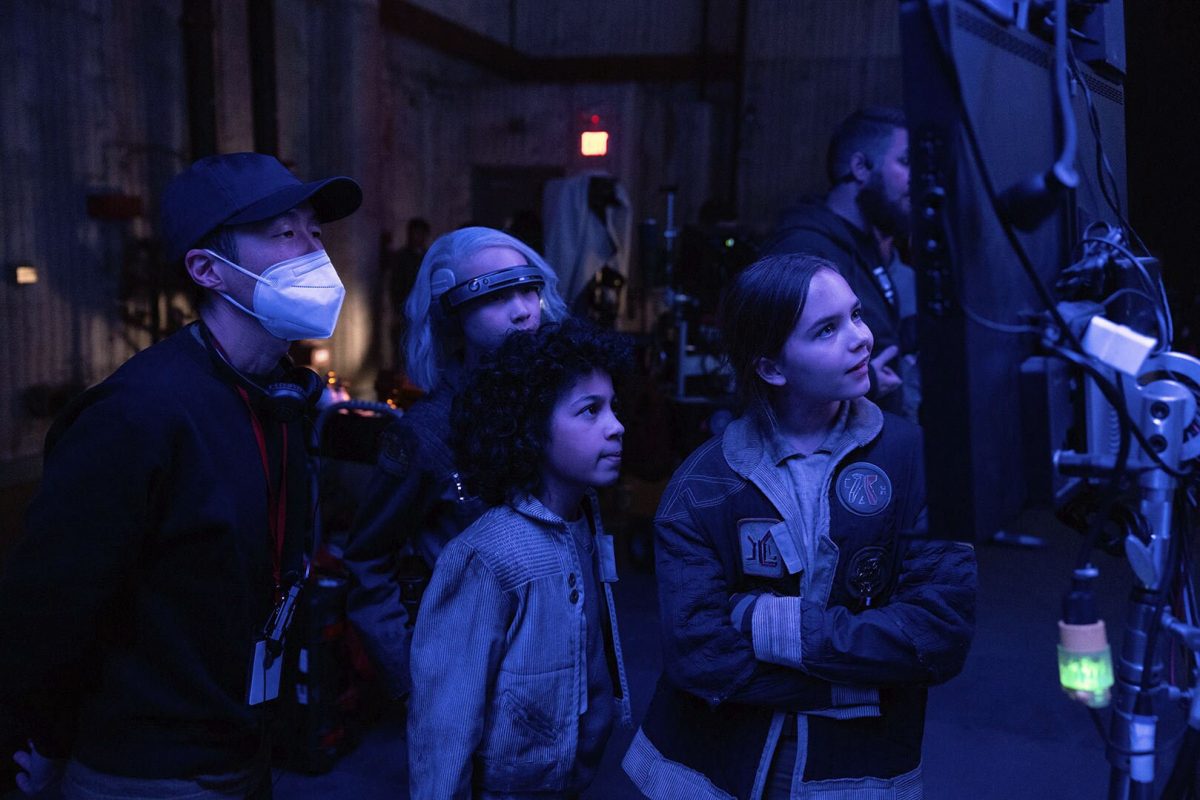 Lee Isaac Chung, Kyriana Kratter, Ravi Cabot-Conyers und Ryan Kiera Armstrong am Set von Skeleton Crew.