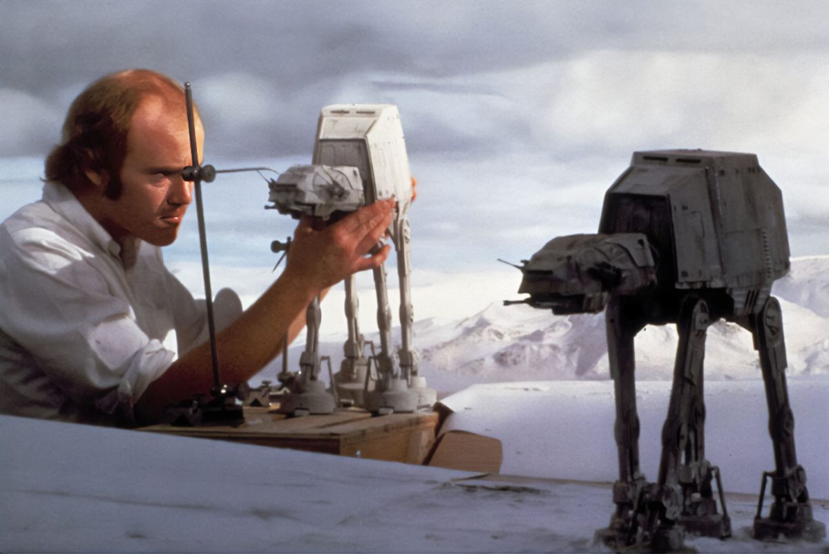 Phil Tippett, der Gründer von Tippett Studio, animiert bei der Arbeit an Star Wars: Das Imperium schlägt zurück einen AT-AT.