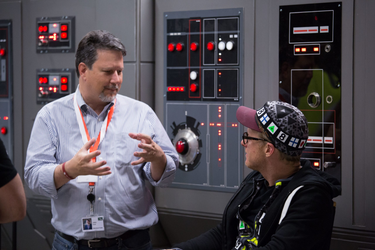 John Knoll und Alan Tudyk in seinem Motion-Capture-Kostüm am Set von Rogue One: A Star Wars Story.