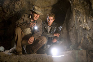 Indy und Mutt in einer Höhle