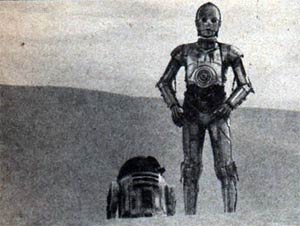R2-D2 und C-3PEO befinden an Bord eines Rebellenkreuzers, als dieser angegriffen wird. Sie fliehen mit einer Rettungskapsel und stürzen in der Wüste von Tatooine ab. Sturmtruppen verfolgen sie dorthin.