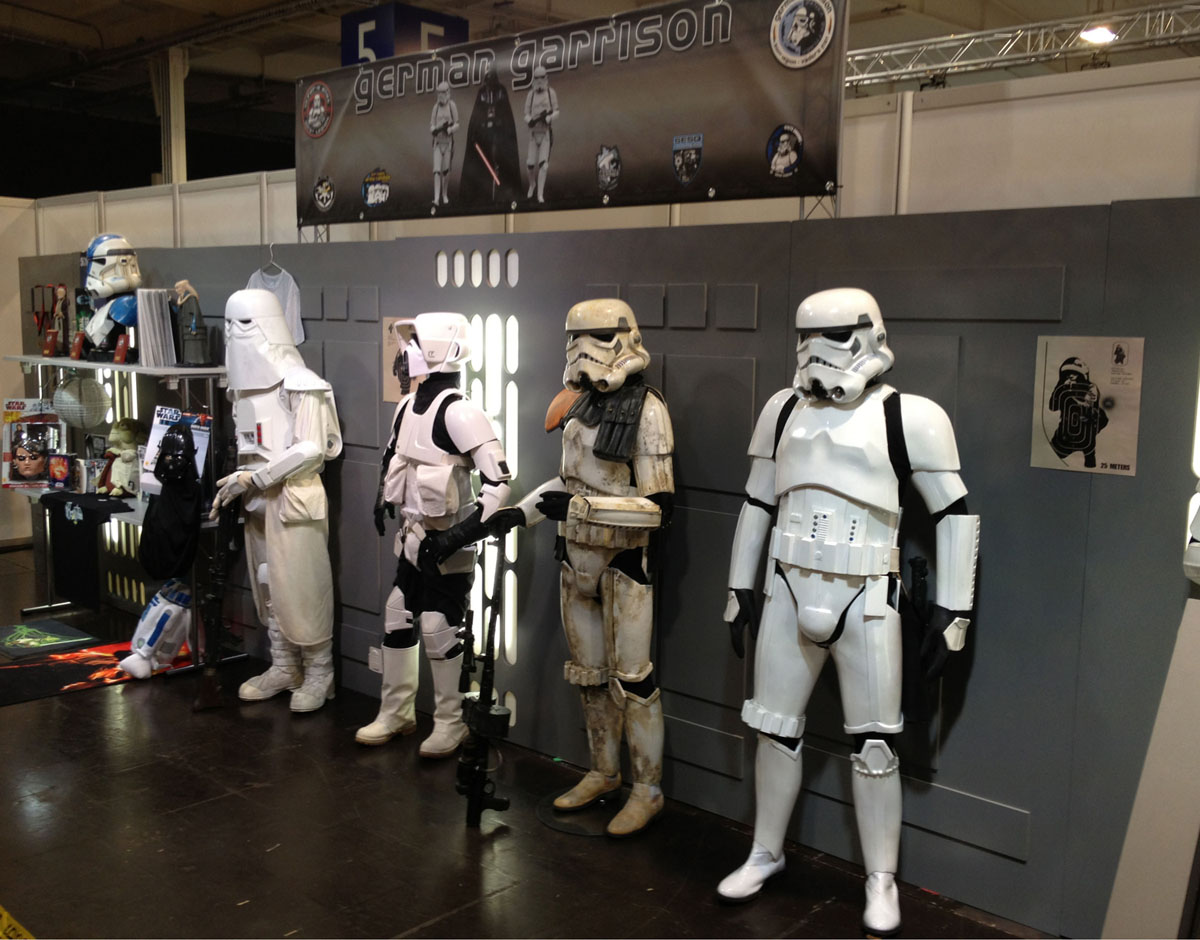 Leere Rüstungen oder steckt da jemand drunter? Ich bin mir nur bei dem Sandtrooper recht sicher...