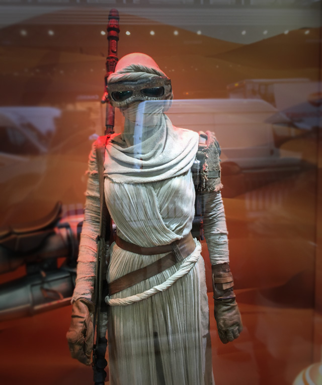 Neue Kostüme zu <i></noscript>Das Erwachen der Macht</i>„></div><p>Mit Ausnahme des Rey-Kostüms wird es sich hierbei um Nebenfigurenkostüme handeln, die wahrscheinlich auf Jakku zum Einsatz kommen.</p>
<input id=