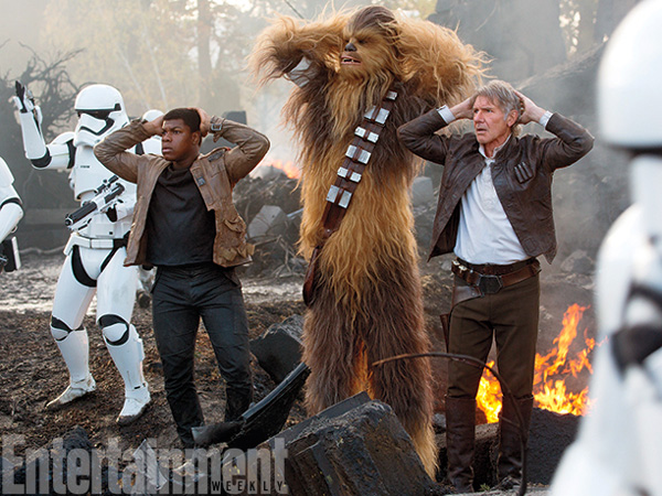 Finn, Chewie und Han ergeben sich