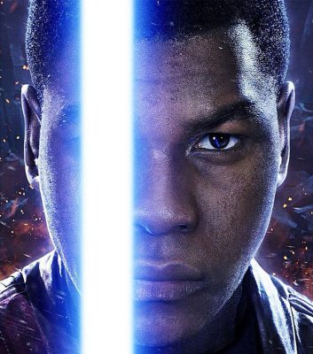 John Boyega freut sich über sein Lichtschwert