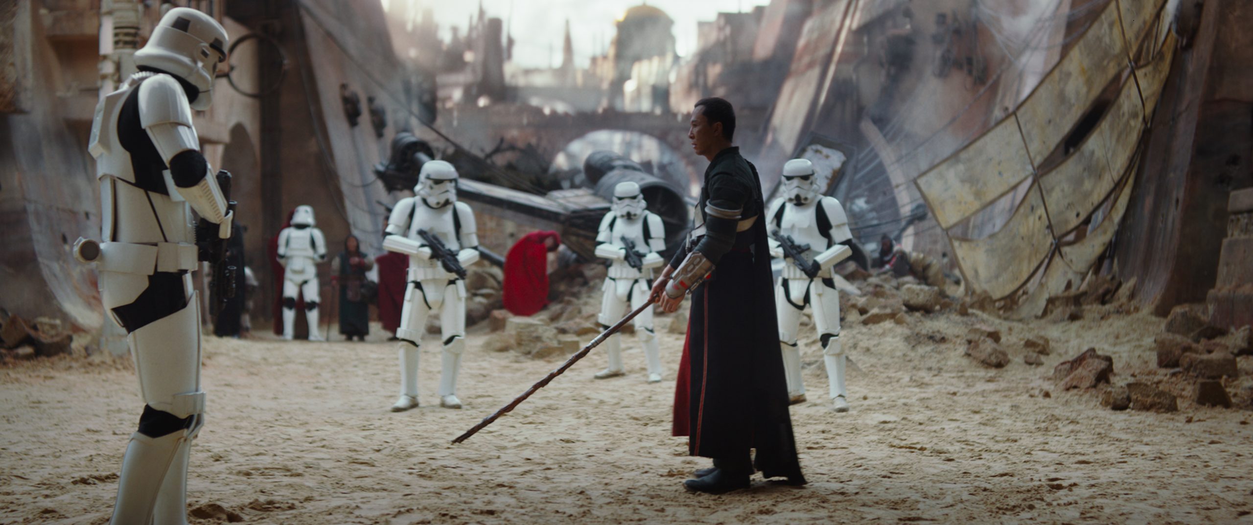 Donnie Yen kommt mit einem Stock zu einer Blaster-Schießer