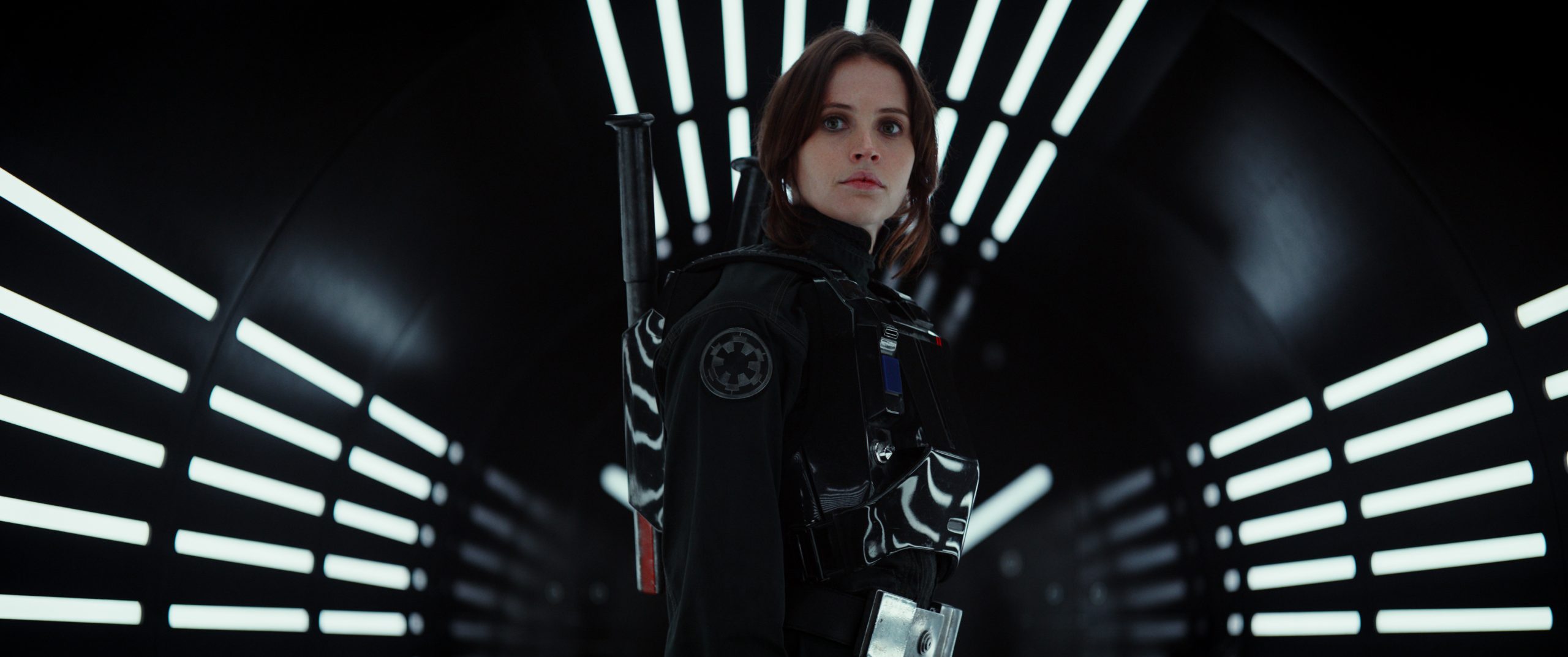 Felicity Jones undercover als verkleideter TIE-Pilot