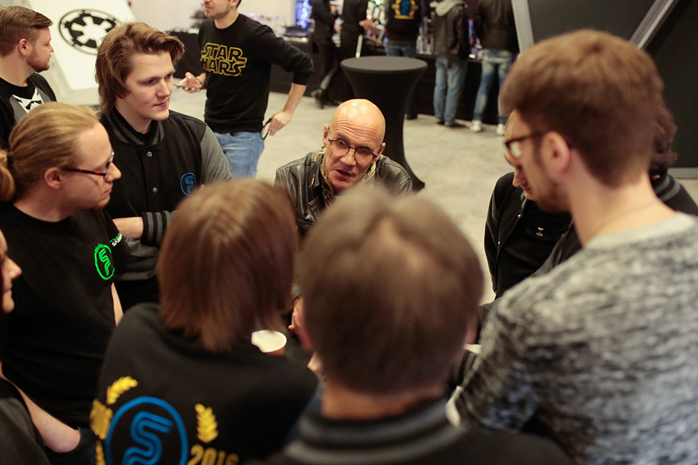 Nick Gillard im Gespräch mit dem Team Saberproject