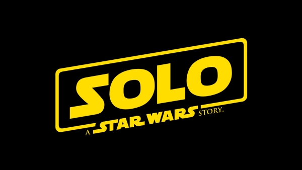<i>Solo- A Star Wars Story</i>„></div><p><b>Original:</b></p>
<p>Lange Zeit stand der nächste, kommende Stand-Alone-Film über den beliebtesten Schmugglerkapitän des Universums im Zeichen des Running Gags, dass er noch immer nicht endgültig betitelt war. Diese Zeit ist nun offiziell vorbei. Ron Howard, welcher vor einiger Zeit den Regieposten übernomen hat, verkündete heute der Welt via Twitter den finalen Filmtitel. Und er hätte kaum einfacher ausfallen können, auch wenn er ohne Zweifel den Nagel auf den Kopf trifft.</p>
<p></p>
<div align=