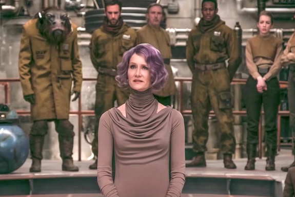 Vizeadmiralin Holdo in <i>The Last Jedi</i>„></div><p></p>
<p>Dameron und Holdo haben eine Sache gemeinsam: Beide haben alles, was sie wissen, von der selben Anführerin gelernt – Leia Organa.</p>
<p>“Ich habe immer unter ihrer Führung für den Widerstand gearbeitet – mit Leia als Anführerin.“ meint Dern.</p>
<p>Holdo taucht sogar als Figur in Claudia Grays neuem Roman <i>Leia: Princess of Alderaan</i> auf, der während Leias Jugendjahren spielt und zeigt, wie sie der Rebellion beitritt. Die jüngere Holdo, sie stammt von der Welt Gatalenta, erlernt gemeinsam mit ihr das Handwerk der Diplomatie und nutzt ihren farbenfrohen Auftritt, um Leute ins rhetorische Aus zu treiben. In einer Galaxis voller exotischer Wesen fügt sie sich gut ein.</p>
<p>Sie und Poe haben also von derselben Meisterin gelernt. Doch, wie wir wissen, kommt es in Star Wars schonmal vor, dass ein Schüler seinen eigenen Weg geht.</p>
<p>Könnte sich auf einen beziehen. Oder auf beide.</p>
<p>Doch vielleicht führt exakt dieser Konkurrenzkampf dazu, dass beide auf dem rechten Weg bleiben.</p></blockquote>
<input id=