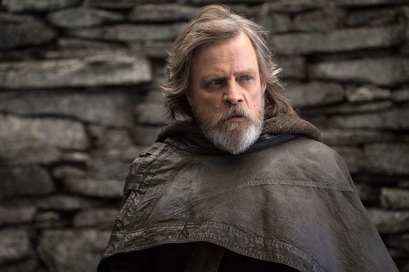 Luke in <i>The Last Jedi</i>„></div><p></p>
<p><b>Waffenbruder</b></p>
<p>In <i>Die letzten Jedi</i> ist ein Grund, weswegen Luke Skywalker Rey (Daisy Ridley) auf Ahch-To zurückweist, der, dass er der Auffassung ist, seine eigene Orientierung verloren zu haben. Wie könnte er da eine andere Person anleiten?</p>
<p>Dieser Luke ist so ganz anders als der gefasste, zuversichtliche Held, den wir in Episode VI gesehen haben. Jahre später ist er ein von Enttäuschung gebrochener Mann, der der Auffassung ist, dass seine Entscheidungen einzig zu Tod und Leid geführt haben. Er glaubt nicht, dass er Rey helfen kann. Er muss selbst etwas oder jemanden finden, der ihn anleitet.</p>
<p>“Er ist nicht mehr der fröhliche, glücksverwöhnte Bauernjunge mehr.“ meint Hamill. “Er ist streitlustig und trägt die Last der Welt auf seinen Schultern.“</p>
<p>Doch da draußen wartet ein Leitstern auf ihn, über die Macht hinaus machtvoll. In vielerlei Hinsicht ist sie immer schon da gewesen und hat ihn dorthin geführt, wo er sein muss – lange bevor sie sich darüber im Klaren waren, Zwillinge zu sein.</p>
<p>Leia.</p>
<p><a data-autolink-id=