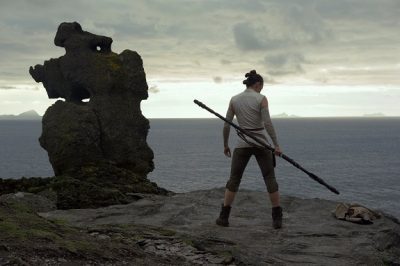 Die EW spricht mit Rian Johnson über die Umstände von Reys Identität