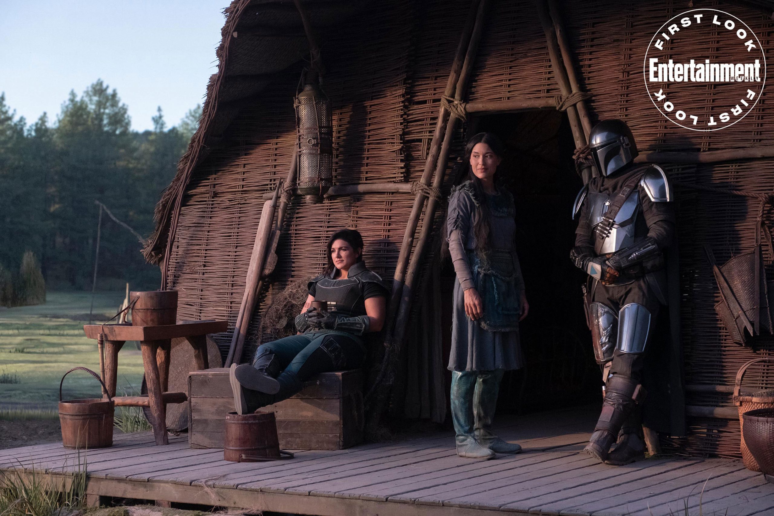 Cara Dune, der Mandalorianer und Omara in <em>The Mandalorian</em>„><br /><span class=
