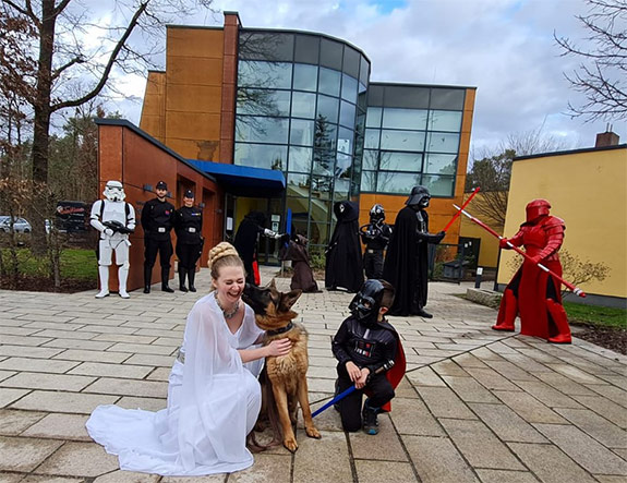Die Star Wars Fans Nürnberg e.V. freuen sich auf die Noris Force Con uns sind immer mit vollem Einsatz dabei – Gorki ist sichtlich begeistert von der Hilfe, die das Tierheim bekommt.