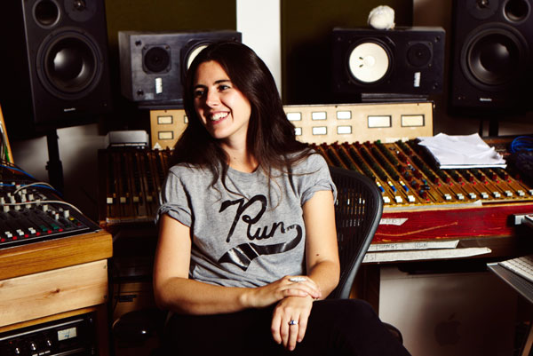 Natalie Holt im Studio