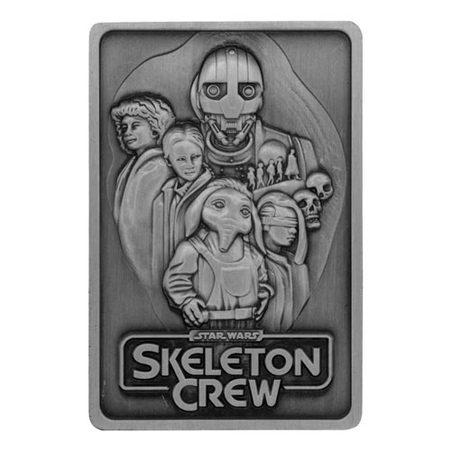 Ein geprägter Metallbarren mit den Hauptcharakteren von <em>Star Wars: Skeleton Crew</em>„></div><p><em>Skeleton Crew</em> spielt kurz nach dem Fall des Imperiums und handelt von einer Gruppe von Kindern, die sich in der Galaxis verirrt hat und versucht nach Hause zurückzukehren. Die Kinder haben wir hier gesehen. Begleitet werden sie (mindestens zeitweise) von einem von Jude Law gespielten Charakter, der hier nicht zu sehen war. Und offenbar spielt auch ein Droide eine große Rolle.</p>
<p>Nach aktuellen Gerüchten soll <em>Skeleton Crew</em> Ende dieses Jahr starten. Es hieß allerdings auch mal Ende 2023, also warten wir vielleicht lieber bis es ein offizielles Datum gibt, bevor wir uns freuen.</p>
<input id=