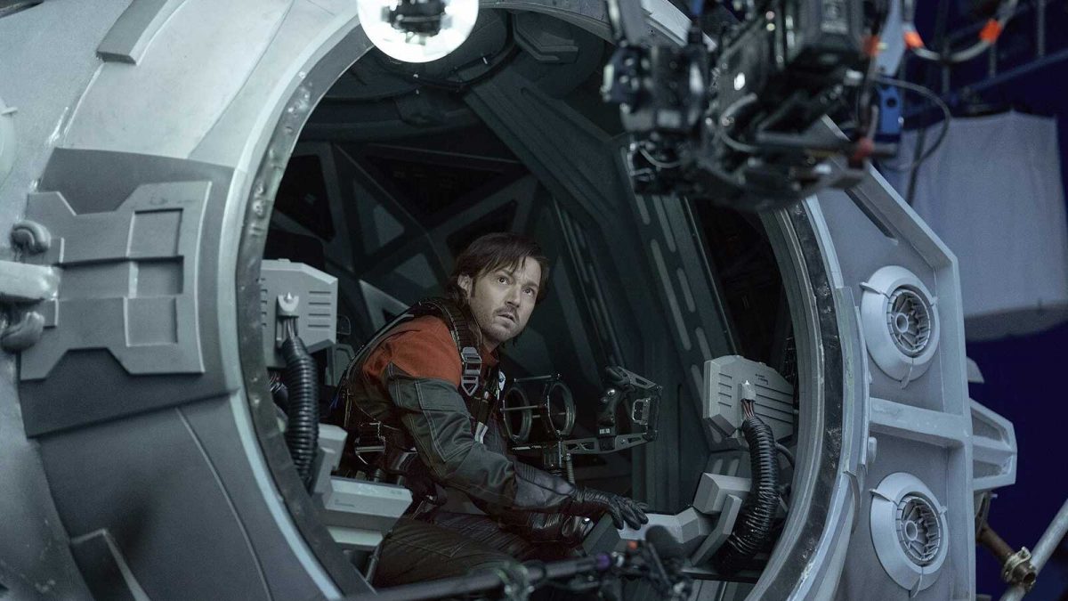 Cassian Andor (Diego Luna) im TIE-Set von Andor