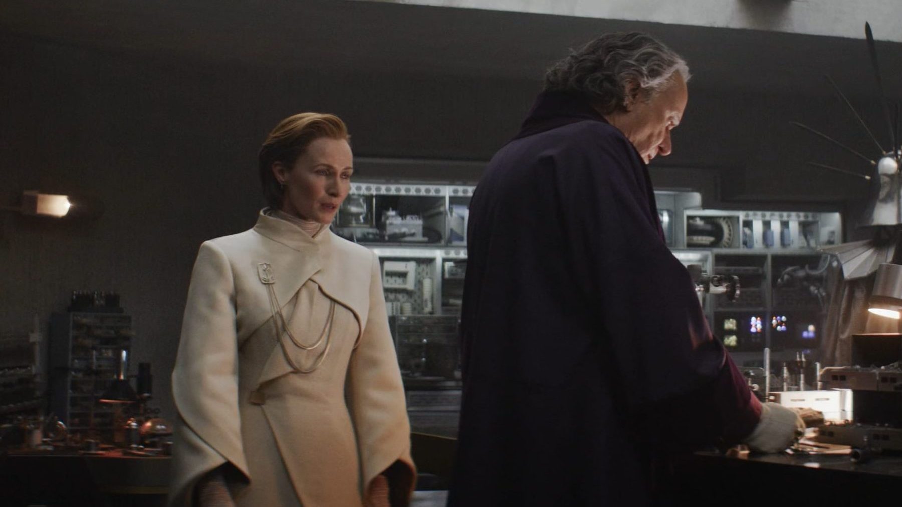 Mon Mothma und Luthen in dessen Antiquitäten-Geschäft