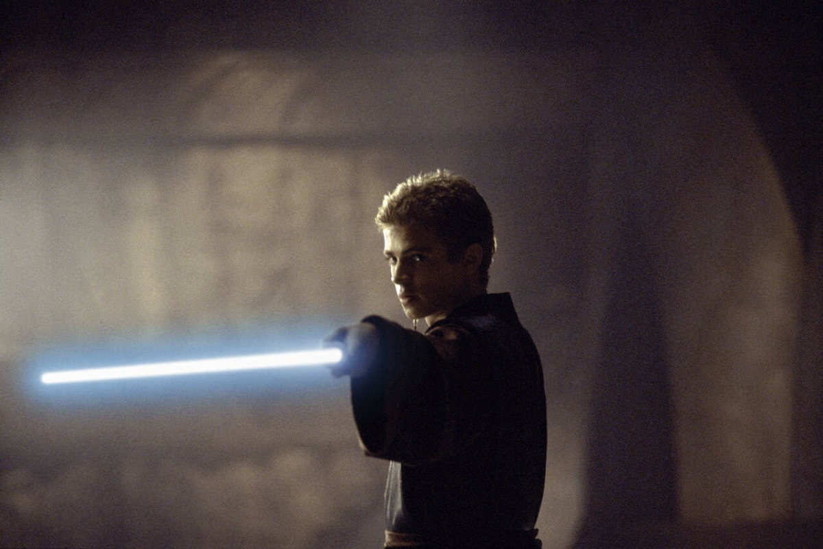 Anakin Skywalker mit seinem Lichtschwert in Star Wars: Episode II – Angriff der Klonkrieger.