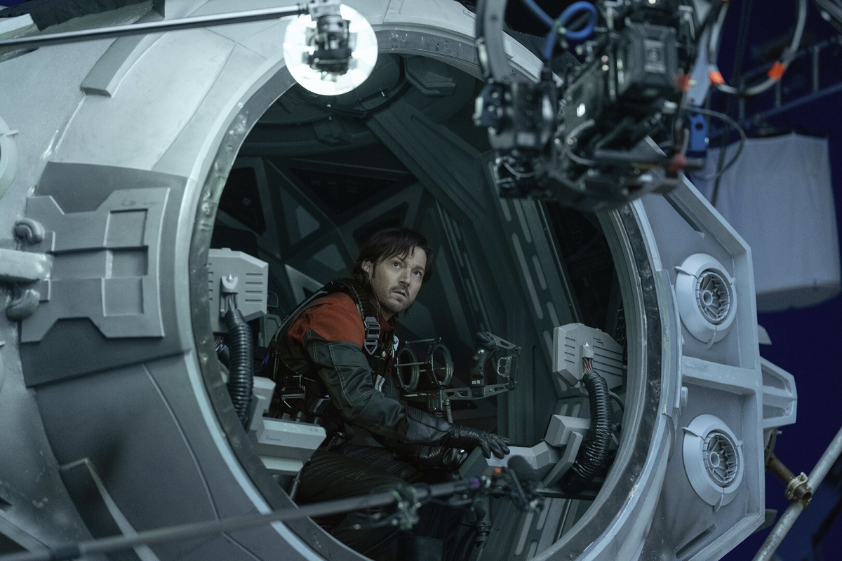 Cassian in der TIE-Avenger-Kulisse