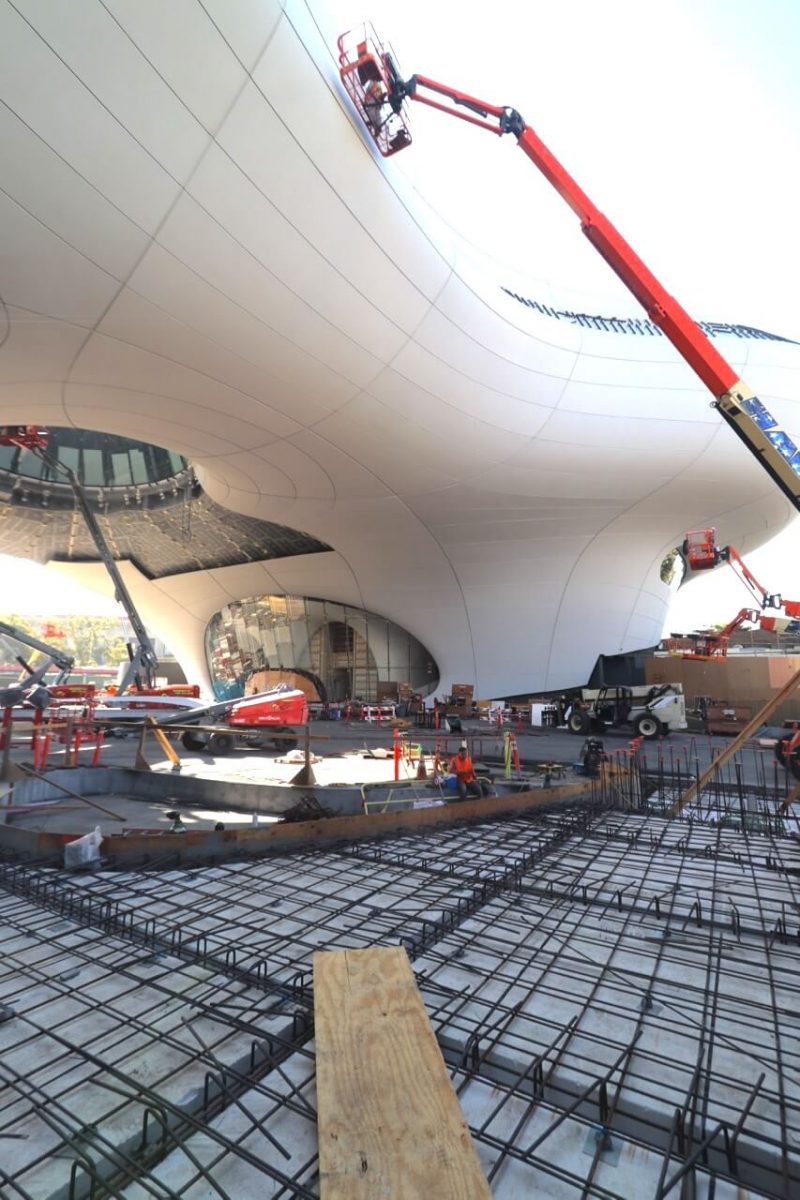 Installation der Fassadenplatten des Lucas Museum, August 2024, © 2024 JAKS Productions. Foto mit freundlicher Genehmigung der USC School of Cinematic Arts. Foto: Roberto Gomez. Alle Rechte vorbehalten.