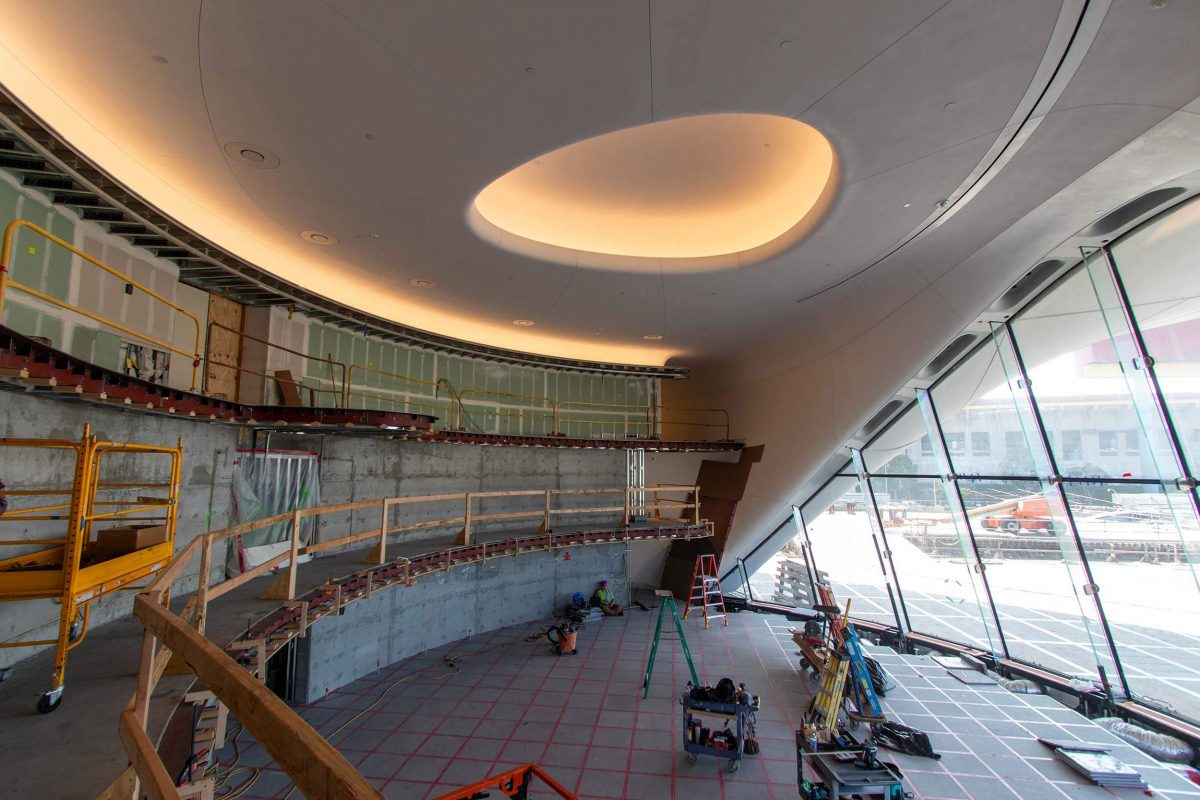 Bau der Museumsbibliothek, 20. Juni 2023, © 2023 JAKS Productions. Foto mit freundlicher Genehmigung der USC School of Cinematic Arts. Foto: Roberto Gomez. Alle Rechte vorbehalten.